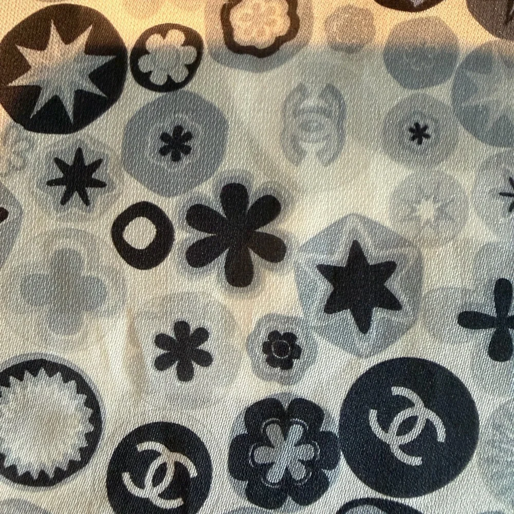 CHANEL Black and White silk Scarf